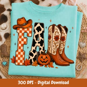 Könnte beinhalten: Ein helltürkisfarbenes Sweatshirt mit einem Grafikdruck des Wortes FALL. Das F ist orange-weiß kariert mit einem braunen Cowboyhut, das A ist schwarz-weiß gefleckt und das L besteht aus einem Paar brauner Cowboystiefel mit Blumenmuster.