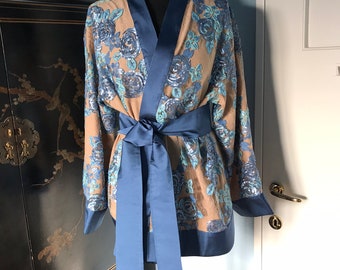 Blauer Kimono mit Pailletten