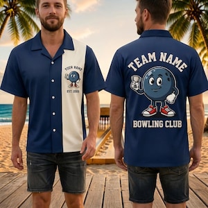 Puede incluir: Una camisa de manga corta azul marino y crema con un gráfico de una bola de bolos. El frente muestra 'YOUR NAME' y 'EST. 2026'. La parte posterior presenta una bola de bolos sosteniendo un trofeo con el texto 'TEAM NAME' y 'BOWLING CLUB'.