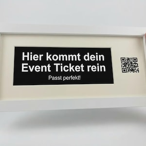 Könnte beinhalten: Ein Set aus drei Keramikbechern mit gesprenkelter, matter Oberfläche. Die Becher sind in Creme-, Hellgrau- und Dunkelgrautönen gehalten. Jeder Becher hat ein schlichtes, minimalistisches Design und einen abgerundeten Henkel. Die Becher sind gestapelt.