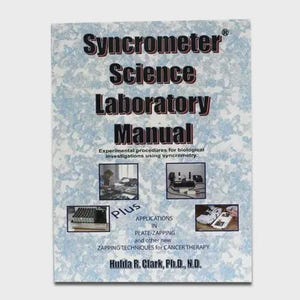 Puede incluir: Un manual titulado "Syncrometer Science Laboratory Manual" con un fondo estampado en azul claro y blanco. La portada incluye el título, el subtítulo y pequeñas imágenes. El nombre del autor está en la parte inferior.