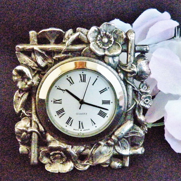 Horloge Art nouveau en métal argenté First Impressions England