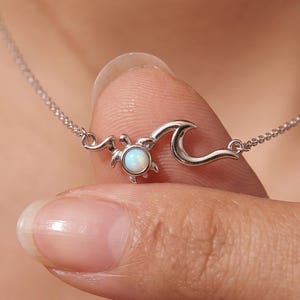 Halsband med havssköldpaddsvågor, Larimar-hänge i S925 silver, elegant strandhalsband, smycken med månstenssköldpadda, present till henne i kuststil