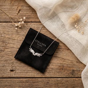 Delicate angel wing necklace in S925 sterling silver, a feminine pendant necklace combining minimalist necklace styling with symbolic guardian angel meaning. Smooth cable chain with secure clasp and adjustable extender, a versatile silver necklace for women that transitions seamlessly from daytime to evening wear.