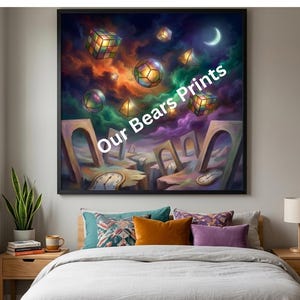 Op de afbeelding: Een ingelijste kunstdruk met een surrealistisch landschap met zwevende geometrische vormen, bogen en smeltende klokken. Het kunstwerk heeft een levendig kleurenpalet van blauw, oranje en paars, met de tekst "Our Bears Prints" over de afbeelding.