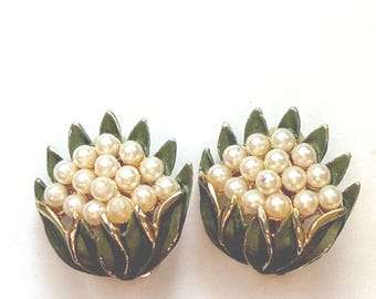 Boucles d'oreilles clip florales vintage : émail vert, grappe de fausses perles