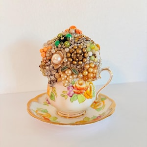 Escultura de taza de té vintage, arte de ensamblaje, decoración adornada con perlas y diamantes de imitación.
