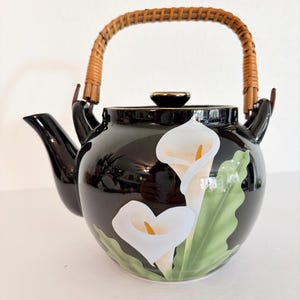 Tetera vintage Otagiri con diseño de lirio cala: cerámica negra pintada a mano, mango de bambú.