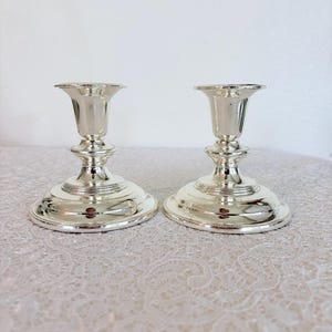 Vintage silverpläterade ljusstakar, par, tillverkade i England, traditionell bordsdekoration