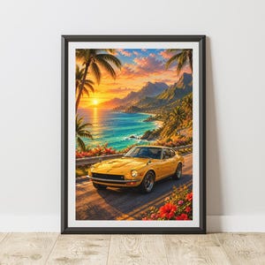 Puede incluir: Una impresión artística enmarcada que muestra un coche deportivo vintage amarillo aparcado en una carretera costera. La escena incluye una vibrante puesta de sol sobre el océano, montañas verdes, palmeras y flores tropicales rojas.