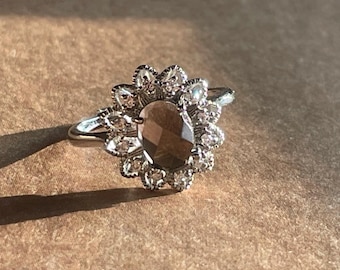 Anel vintage Art Déco com quartzo fumê - aro ajustável em prata de lei com halo floral