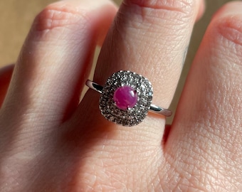 Art Deco Rubin Cabochon Ring - Sterling Silber Halo - Verstellbares Band