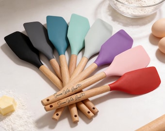Personalized Silicone Spatula with Wooden Handle, Custom Engraved Baking Tool, Gift for Chefs, Kitchen Lovers, Birthday or Housewarming Gift
