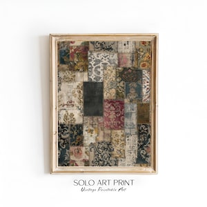 Puede incluir: Una impresión artística enmarcada con un diseño de patchwork en un marco dorado. La impresión presenta varios patrones y colores, incluyendo beige, azul marino, burdeos y verde oliva. El texto "SOLO ART PRINT Vintage Printable Art" está en la parte inferior.