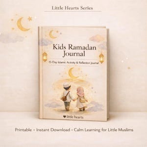 Pode incluir: Um diário Kids Ramadan bege com o texto "Kids Ramadan Journal" e "15-Day Islamic Activity & Reflection Journal". A capa apresenta uma ilustração de duas crianças de mãos dadas, com luas crescentes e lanternas. As palavras "Little Hearts Series" e "little hearts" também são visíveis.
