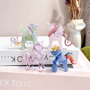 Handgefertigte Glas-Einhorn-Pegasus-Figur, irisierende Regenbogen-Skulptur, mythische Schreibtischdekoration