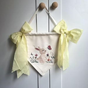Personlig broderad barnrumsbanderoll, väggbonad med vintagekarusell och kaninbarnvagn