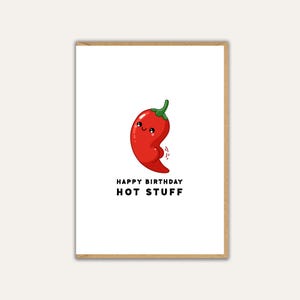 Può includere: Biglietto di auguri bianco con un'illustrazione a cartoni animati di un peperoncino rosso sorridente con uno stelo verde. Il testo "HAPPY BIRTHDAY HOT STUFF" è stampato in nero sotto il peperoncino.