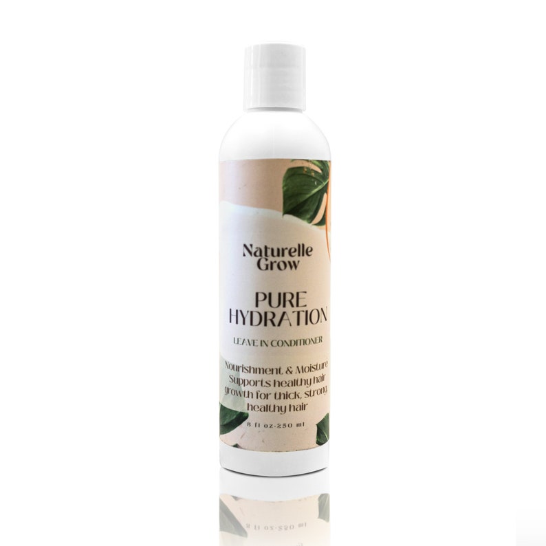Puede incluir: Botella de pl&aacute;stico blanca de acondicionador sin enjuague etiquetada "Naturelle Grow Pure Hydration". La botella es de 250 ml y presenta un dise&ntilde;o de hoja verde.