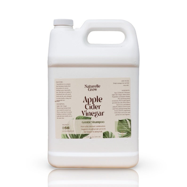 Puede incluir: Un bid&oacute;n de pl&aacute;stico blanco de un gal&oacute;n con una etiqueta marr&oacute;n que dice "Naturelle Grow Apple Cider Vinegar Gentle Shampoo" con un dise&ntilde;o floral. La etiqueta tambi&eacute;n incluye el texto "Prevents Herbal Conditioner, Supports healthy hair growth, for longer and fuller hair".