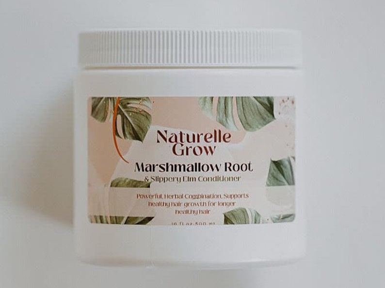 Op de afbeelding: Witte plastic pot met een etiket met een groen bladerenontwerp. Het etiket luidt "Naturelle Grow Marshmallow Root & Slippery Elm Conditioner". Het etiket vermeldt ook "Powerful, Herbal Combination, Supports healthy hair growth for longer healthy hair 16 fl oz - 500 ml".