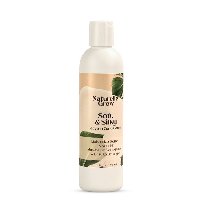 Puede incluir: Una botella de pl&aacute;stico blanca de acondicionador sin enjuague Naturelle Grow Soft & Silky. La botella est&aacute; etiquetada con un dise&ntilde;o de hoja verde y el texto "Moisturize, Soften & Nourish Makes hair Manageable & Easy to Detangle 8 fl oz-250 ml".