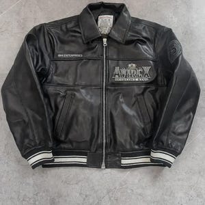 K&ouml;nnte beinhalten: Wei&szlig;er Keramikbecher mit schwarzem Henkel und dem Text "But First, Coffee" in handschriftlichem Stil. Der Becher ist etwa 10 cm hoch und fasst ca. 350 ml Fl&uuml;ssigkeit. Ideal f&uuml;r den Morgenkaffee.