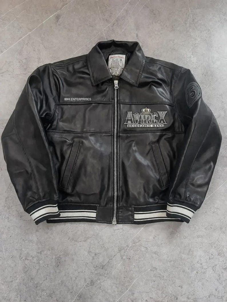 K&ouml;nnte beinhalten: Wei&szlig;er Keramikbecher mit schwarzem Henkel und dem Text "But First, Coffee" in handschriftlichem Stil. Der Becher ist etwa 10 cm hoch und fasst ca. 350 ml Fl&uuml;ssigkeit. Ideal f&uuml;r den Morgenkaffee.