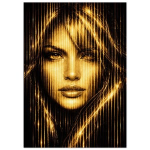 Op de afbeelding: Een portret van een vrouw met lang haar, weergegeven in goud en zwart. Verticale lijnen creëren een textuureffect, met highlights op het gezicht. Het kunstwerk heeft een elegante en verfijnde uitstraling, geschikt voor wanddecoratie.