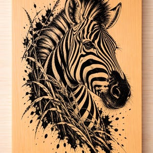 Peut inclure: Une planche en bois rectangulaire présentant une illustration à l'encre noire d'une tête de zèbre entourée d'herbes hautes et d'éclaboussures d'encre. Le motif est centré sur la surface en bois clair, avec trois icônes étiquetées PNG, SVG et PDF.