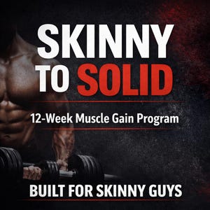 Può includere: Immagine promozionale per un programma di aumento muscolare di 12 settimane. Il testo "Skinny to Solid" è in bianco e rosso, con "Built for Skinny Guys" in basso. Sono visibili anche un torso muscoloso e dei manubri.