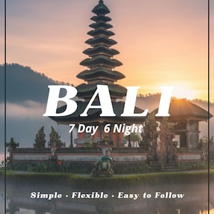 以下が含まれることがあります： バリの旅行日程で、夕焼け時の伝統的なバリの寺院が特徴です。画像には「BALI」と「7日6泊」の文字が含まれており、下部には「シンプル、柔軟、従いやすい」という言葉があります。