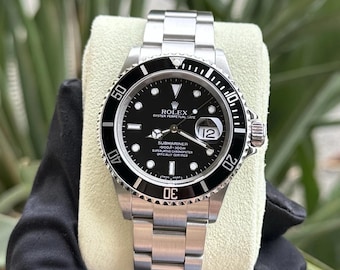 Reloj Rolex Submariner Date vintage de 40 mm con esfera negra, caja y documentación completas.
