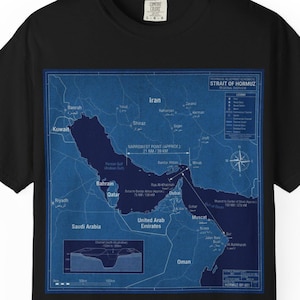 Puede incluir: Camiseta negra con un mapa azul estilo plano del Estrecho de Ormuz y los países circundantes. El mapa incluye etiquetas de texto y una rosa de los vientos. La camiseta es una prenda informal.