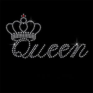 K&ouml;nnte beinhalten: Schwarzer Hintergrund mit dem Wort "Queen" aus funkelnden Strasssteinen. Eine Strasskrone mit einem einzelnen roten Edelstein befindet sich &uuml;ber dem Wort, mit Sterneneffekten.