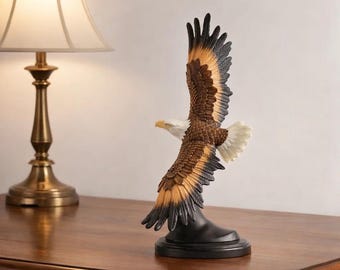 リアルな翼を持つ鷲の像：上昇する鳥の彫刻、ホームオフィスの本棚と