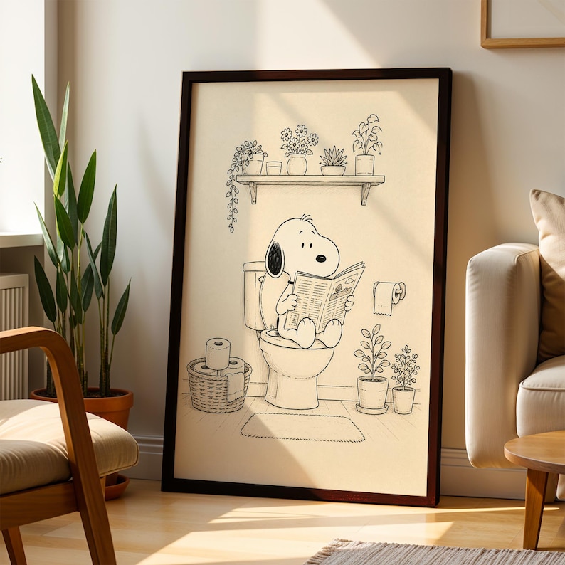 Puede incluir: Impresi&oacute;n en blanco y negro enmarcada de Snoopy. Snoopy est&aacute; sentado en un inodoro leyendo un peri&oacute;dico. La impresi&oacute;n tiene un fondo beige claro con una estanter&iacute;a de plantas en macetas encima del inodoro. Tambi&eacute;n se ve un rollo de papel higi&eacute;nico y una alfombra peque&ntilde;a.