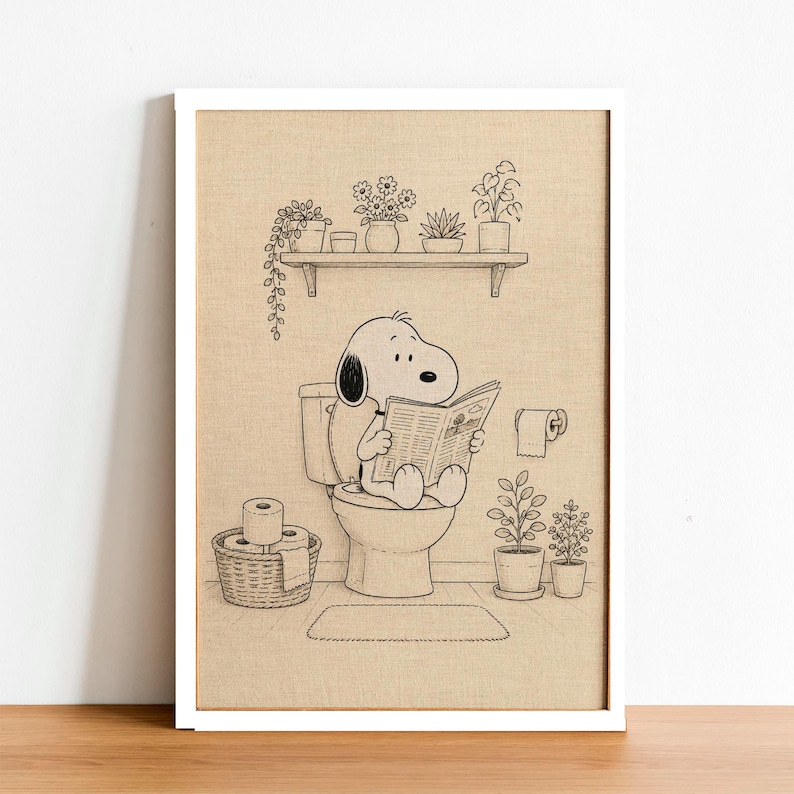 Puede incluir: Ilustraci&oacute;n en blanco y negro enmarcada de Snoopy sentado en un inodoro, leyendo un peri&oacute;dico. La escena del ba&ntilde;o incluye una estanter&iacute;a con plantas en macetas, un rollo de papel higi&eacute;nico y una alfombra peque&ntilde;a. La obra de arte est&aacute; en un marco blanco.