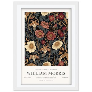 Puede incluir: Impresión artística enmarcada con un diseño floral en tonos rojos, crema y dorados sobre un fondo oscuro. La impresión incluye el texto "WILLIAM MORRIS" y "COTTON PRINTS EXHIBITION". La obra de arte está enmarcada en un marco blanco.
