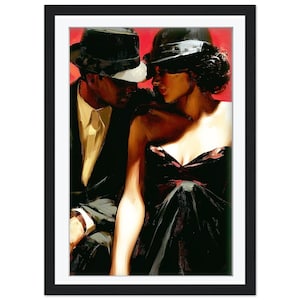Könnte beinhalten: Ein gerahmter Kunstdruck zeigt ein Paar in einer romantischen Umarmung. Der Mann trägt einen schwarzen Anzug und einen Fedora, während die Frau ein schwarzes Kleid und einen Hut trägt. Der Hintergrund ist ein leuchtendes Rot, das die dramatische Stimmung des Kunstwerks verstärkt.