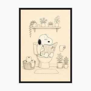 Puede incluir: Ilustraci&oacute;n en blanco y negro de Snoopy sentado en un inodoro, leyendo un peri&oacute;dico. La escena del ba&ntilde;o incluye una estanter&iacute;a con plantas en macetas, un rollo de papel higi&eacute;nico y una peque&ntilde;a alfombra. Una cesta contiene papel higi&eacute;nico adicional.