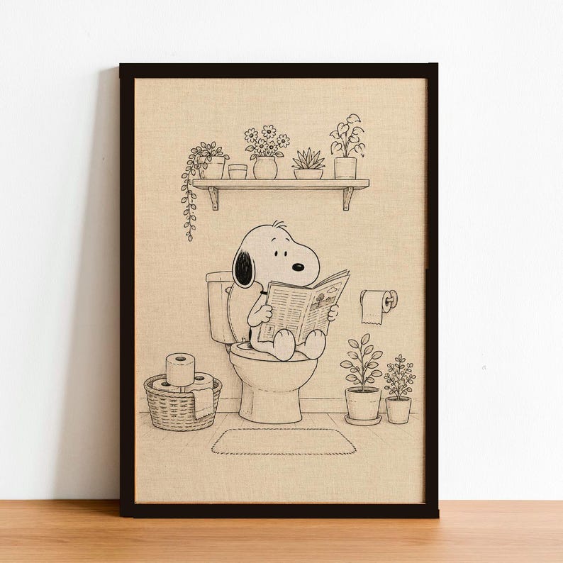 Puede incluir: Impresi&oacute;n enmarcada en negro que muestra a Snoopy sentado en un inodoro, leyendo un peri&oacute;dico. La ilustraci&oacute;n en blanco y negro incluye una estanter&iacute;a con plantas en macetas, un rollo de papel higi&eacute;nico y una peque&ntilde;a alfombra.