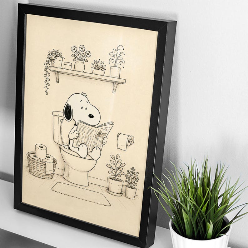 Puede incluir: L&aacute;mina enmarcada en negro que representa a Snoopy en el inodoro, leyendo un peri&oacute;dico. La ilustraci&oacute;n en blanco y negro incluye una estanter&iacute;a con plantas en macetas, una cesta de papel higi&eacute;nico y otra decoraci&oacute;n de ba&ntilde;o. Una pieza divertida y caprichosa.