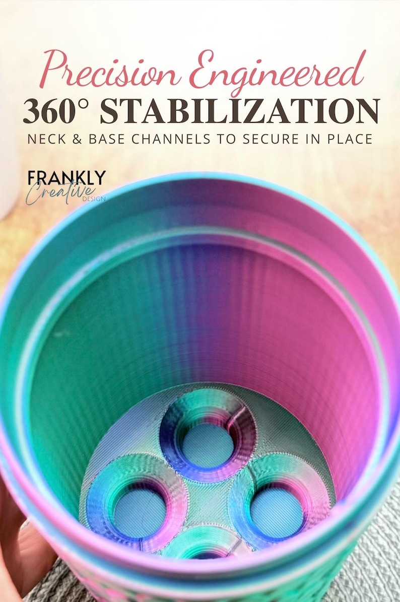Puede incluir: Un recipiente cil&iacute;ndrico con un acabado degradado en rosa, azul y morado. La base interior presenta cuatro aberturas circulares. El texto en la parte superior dice: Precision Engineered 360&deg; STABILIZATION NECK & BASE CHANNELS TO SECURE IN PLACE FRANKLY Creative DESIGN.