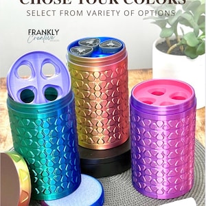 Puede incluir: Tres recipientes cil&iacute;ndricos con patrones geom&eacute;tricos texturizados en azul, morado y colores arco&iacute;ris. El texto dice: Customizable CHOSE YOUR COLORS SELECT FROM VARIETY OF OPTIONS. Cada recipiente tiene una tapa con varios orificios.