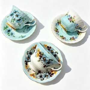 Set med 3 vintage Royal Albert benporslin tekoppar blandade blå blommönster