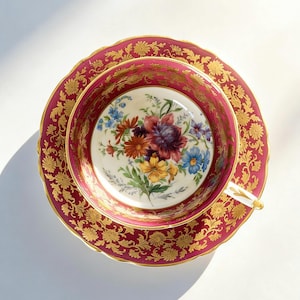 Tazza da tè vintage Paragon con piattino in oro massiccio rosso rubino e decorazioni a tema Royal Warrant.