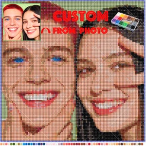 Puede incluir: Un retrato pixelado de dos personas sonriendo, con las palabras "CUSTOM FROM PHOTO" en rojo. La imagen incluye una pequeña foto insertada y un recipiente de cuentas coloridas, lo que sugiere un proyecto de manualidades.