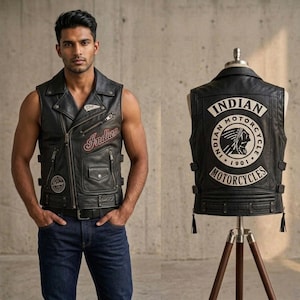 Puede incluir: Chaleco de moto de cuero negro con el logo "Indian" en la parte delantera y trasera. El chaleco tiene cierre de cremallera, múltiples bolsillos y costuras decorativas. La parte trasera del chaleco presenta un logotipo circular con las palabras "Indian Motorcycles 1901".