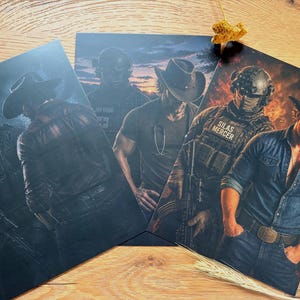 Könnte beinhalten: Drei rechteckige Kunstdrucke mit zusammengesetzten Bildern von Personen in taktischer Ausrüstung neben Figuren mit Cowboyhüten. Ein Druck zeigt einen Soldaten mit der Aufschrift JACK MILLERS, ein anderer einen Sanitäter und der dritte SILAS MERCER.